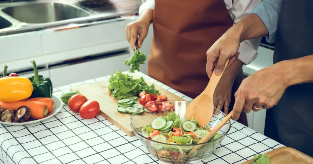 カップルが共に料理する様子