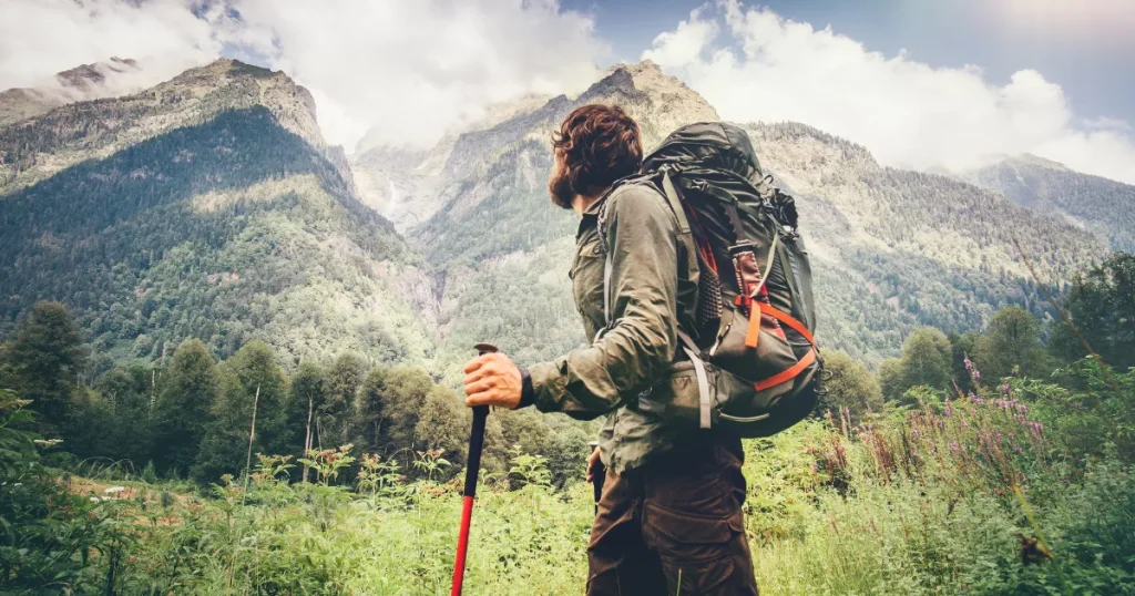 地図を見ながら山を登る探検家、冒険と探究の精神を象徴"