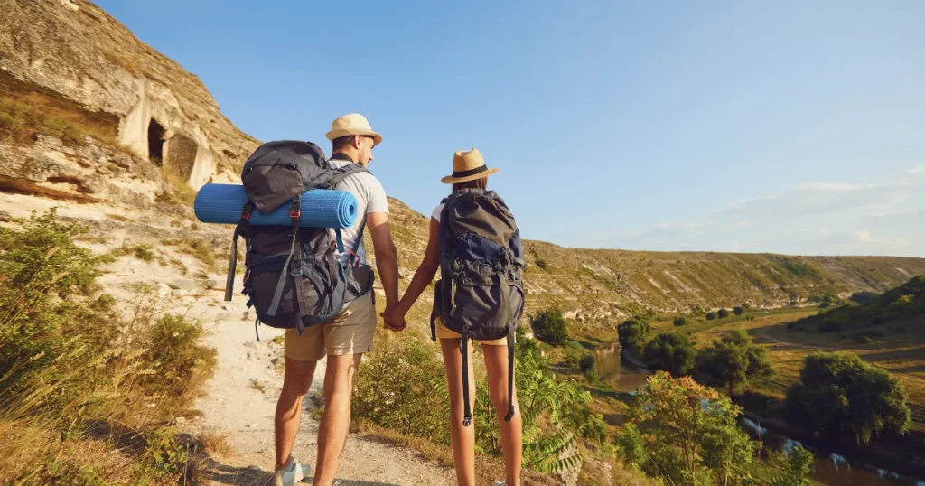 カップルが自由な精神で楽しむ姿