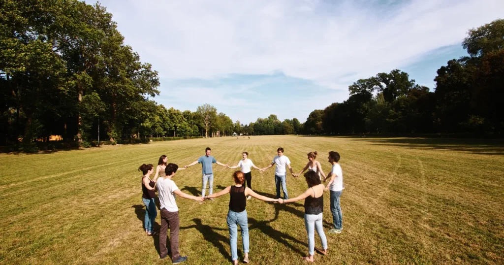 人々が和やかに手をつないでいるシーン