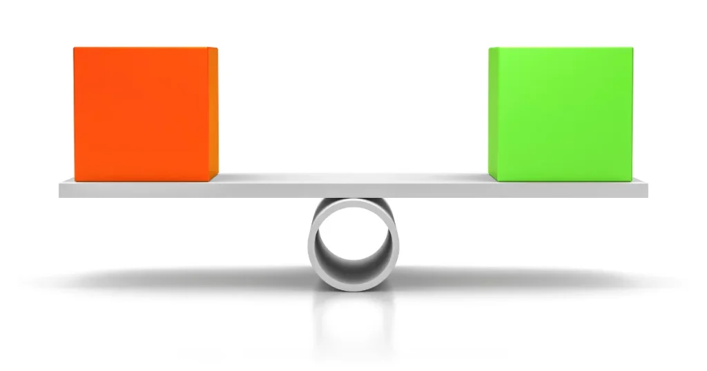 二つの異なる物体がバランスを取る天秤、バランスの取れた生活を象徴